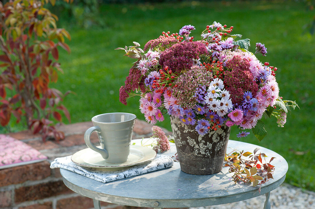 Herbstlicher Strauss aus Sedum (Fetthenne), Aster (Herbstastern