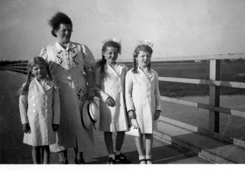 Auf der Elbbrücke etwa 1940