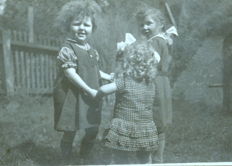 193X_M Mutti mit Geschwistern.tif