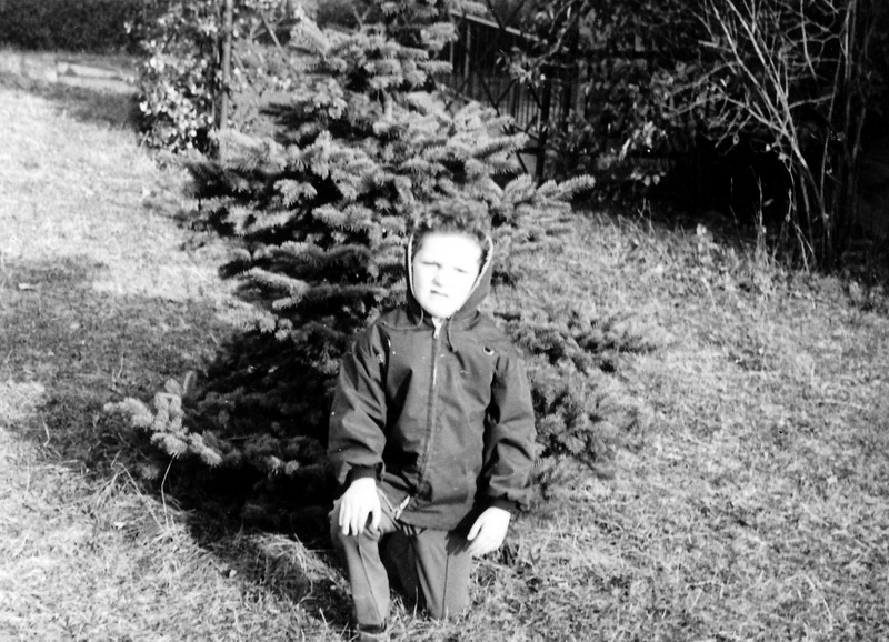 1974 Karsten an der Tanne vorm Haus