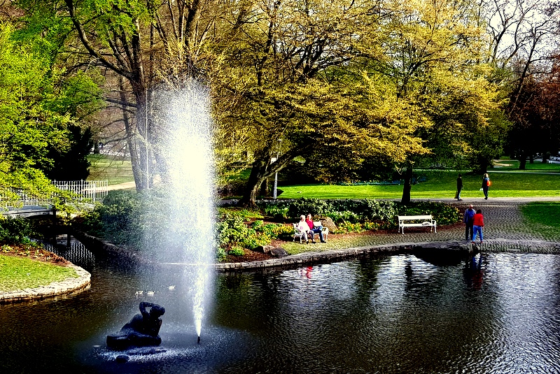 Mutter und Sohn auf der Bank.