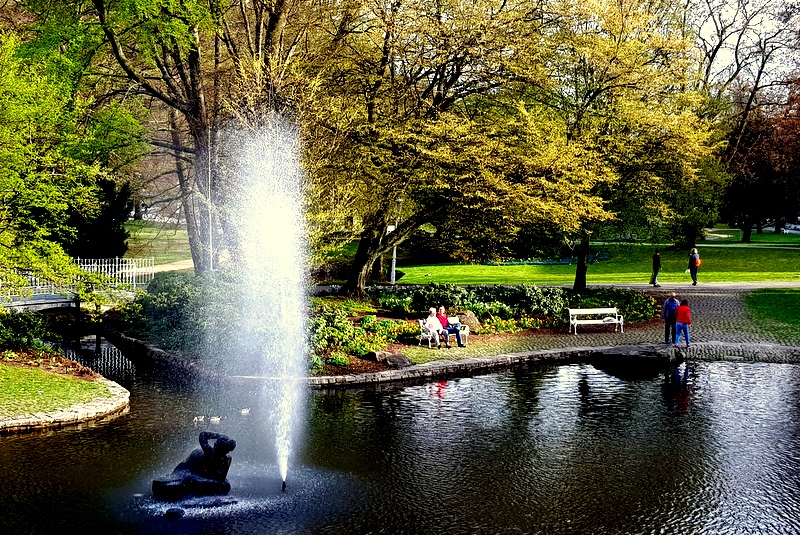 Mutter und Sohn auf der Bank.