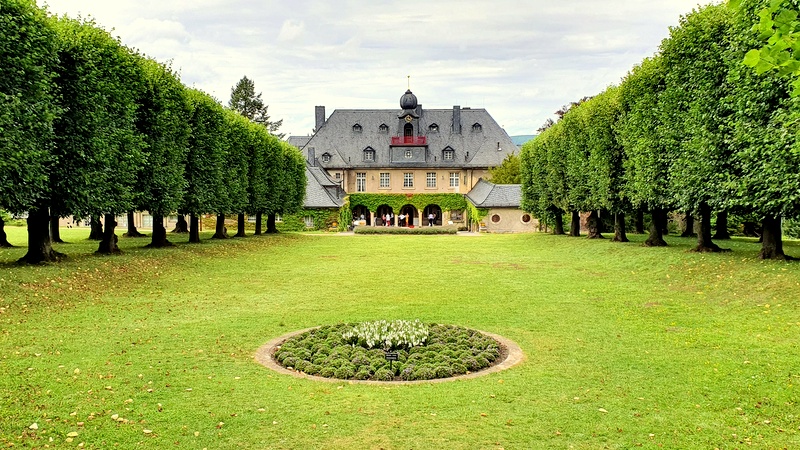 Lindenallee mit Bergfriedvilla.