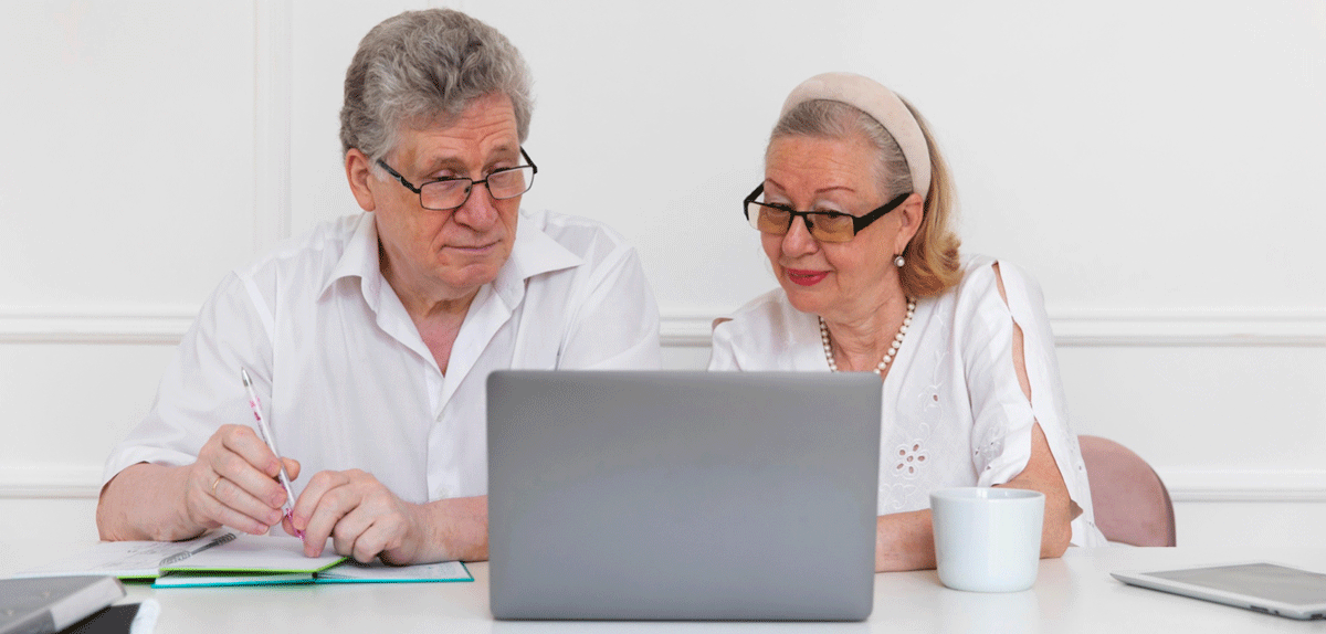 Senioren mit Computer
