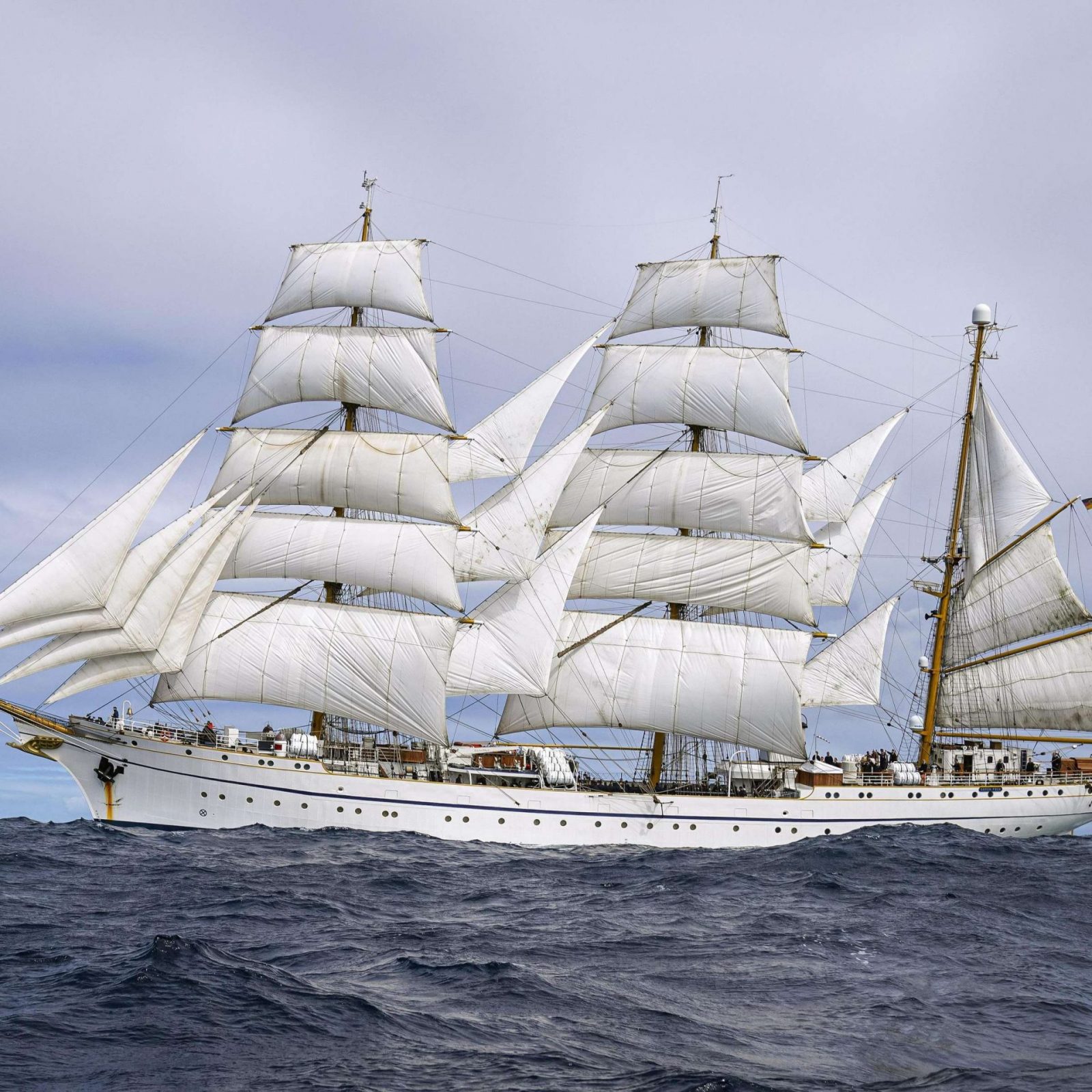 39168659-hier-zu-sehen-ist-das-segelschulschiff-gorch-fock-unter-vollsegel-auf-der-auslandsausbildungsreise-auf-dem-atlantik-1iec