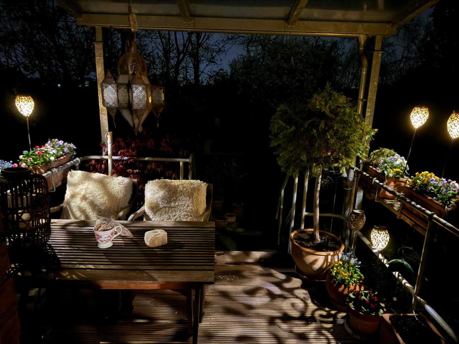 ABENDSTIMMUNG AUF DER TERRASSE