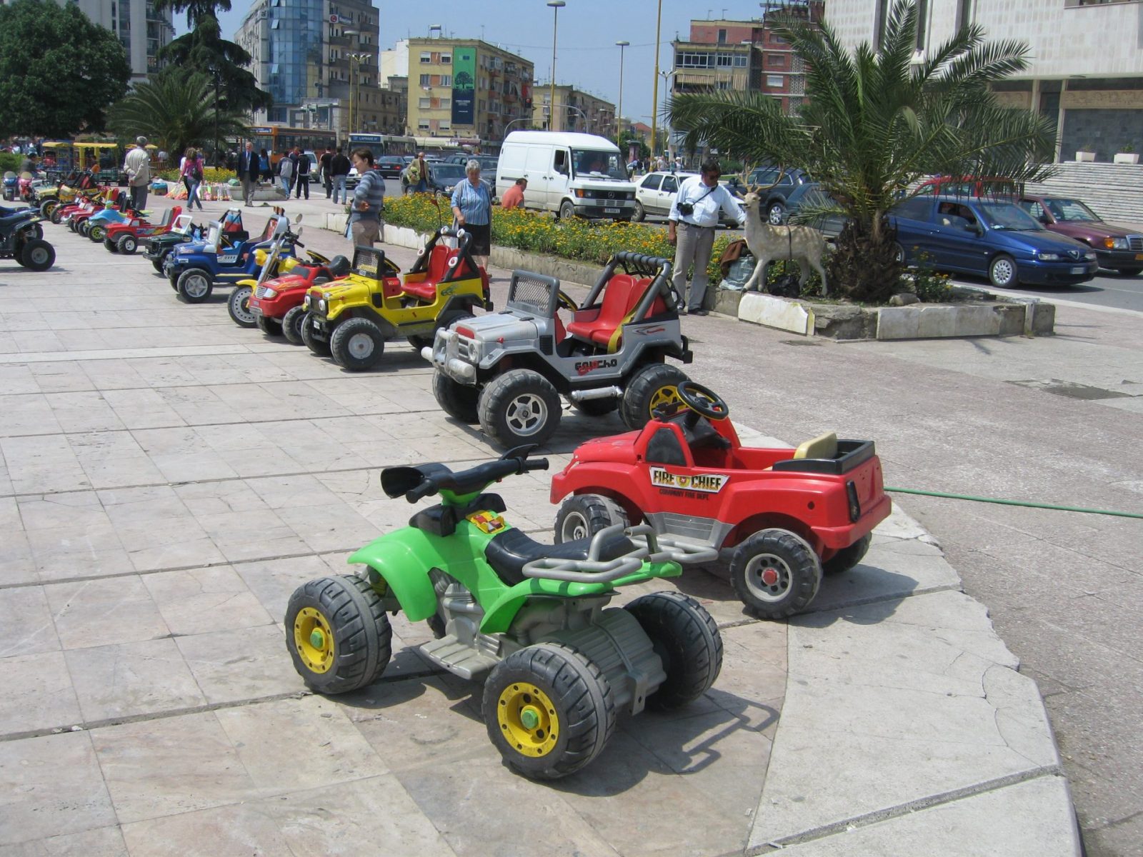 Bunt Kinderautos in Tirana