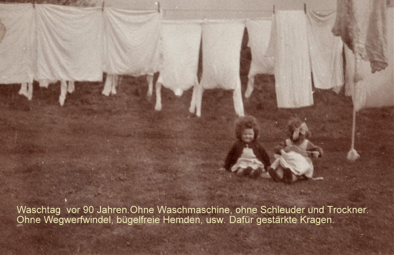 Waschtag.  Gundi 2 Jahre, Christel 5 Jahre.