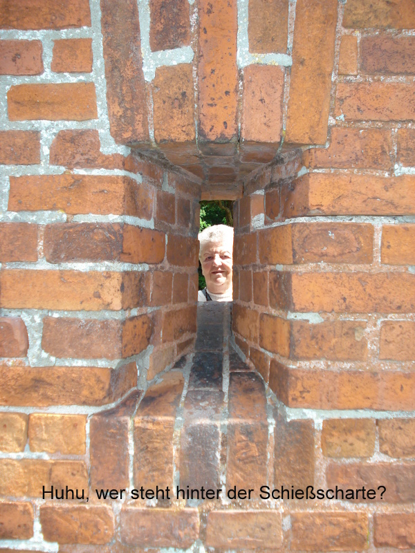 Huhu, wer steht hinter der Schießscharte?