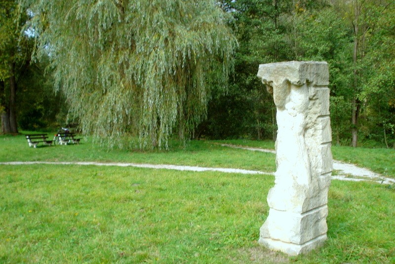Skulptur am Kunstufer  s. auch Tafel