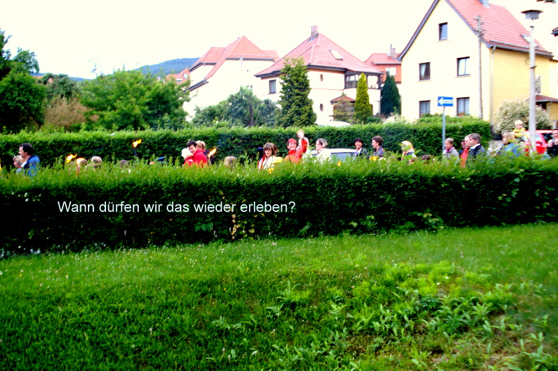 Umzug mit Schalmeienkapelle.