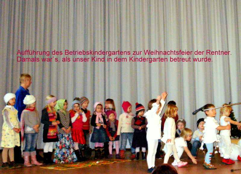 Aufführung der Kinder des Betriebskindergarten.  Ein Schneemann wird gebaut.