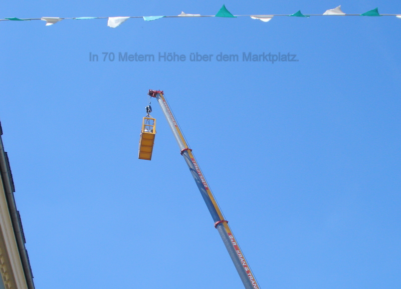 In 70 Metern Höhe über dem Marktplatz.