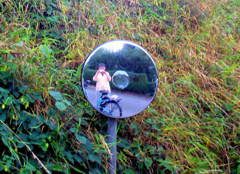 Spiegelbild im Verkehrsspiegel.