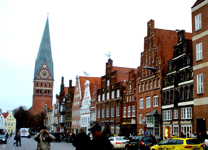 Marktplatz mit St. Nicolaikirche mit dem schiefen Turm.