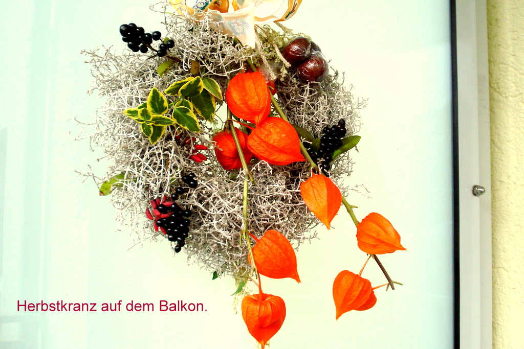 Herbstkranz auf dem Balkon.