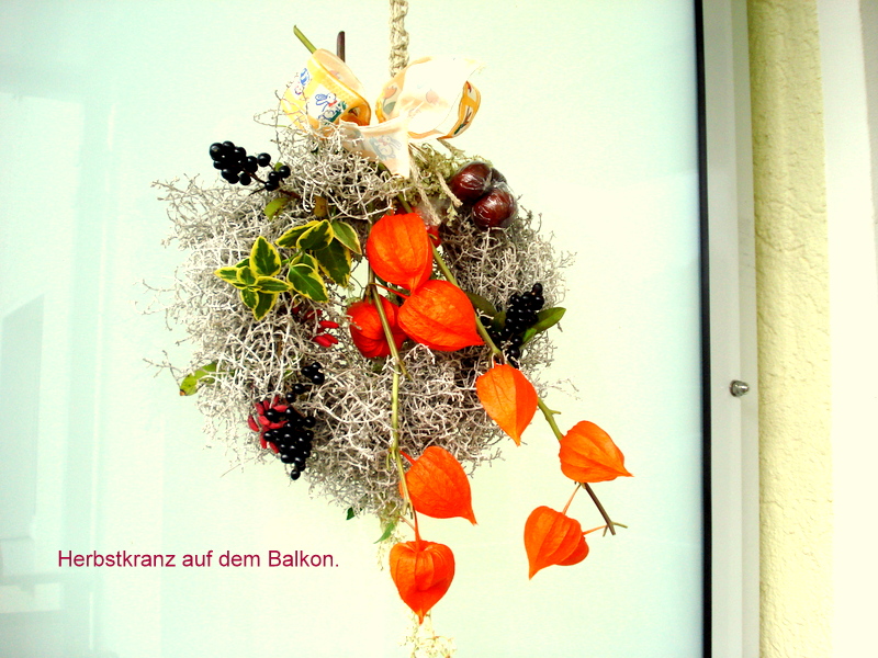 Herbstkranz auf dem Balkon.