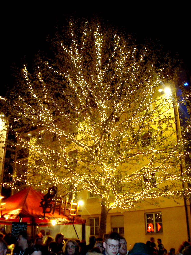 "Blaue Nacht" in der Stadt.