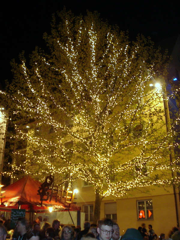 "Blaue Nacht" in der Stadt.