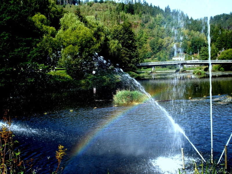 Regenbogen im Wasser
