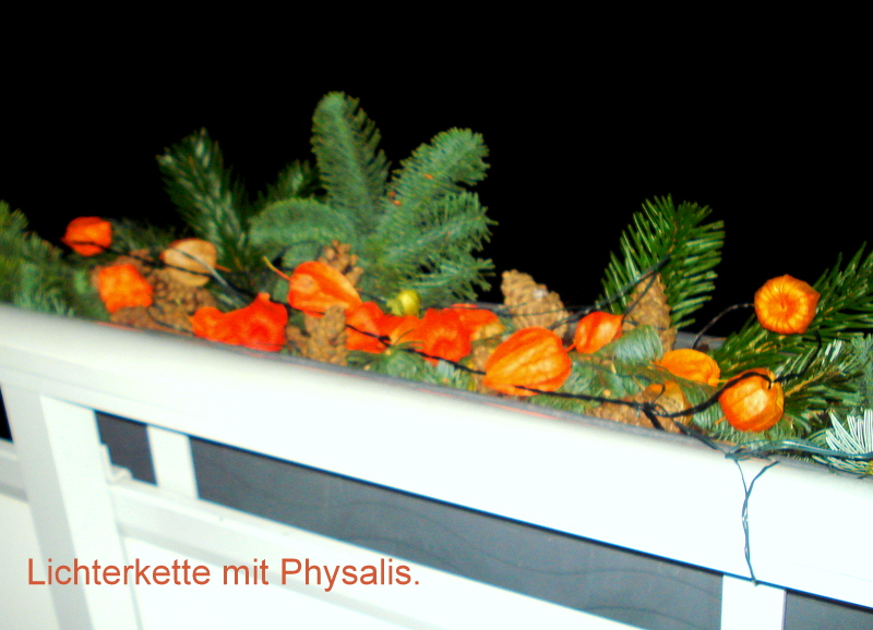 Lichterkette mit Physalis.