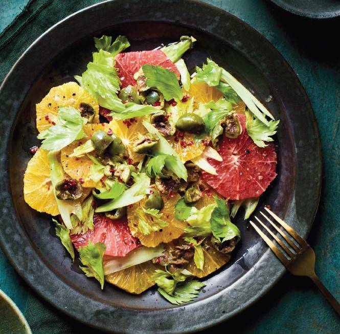 Gepfefferte Zitrusfrüchte mit Stangensellerie, Oliven und Olivenöl