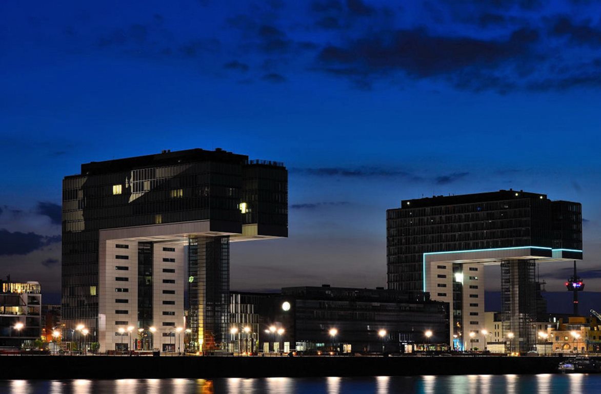 Kranhäuser in Köln bei Nacht