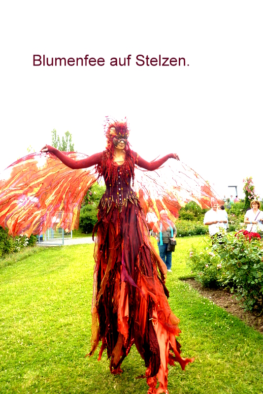 Blumenfee auf Stelzen.