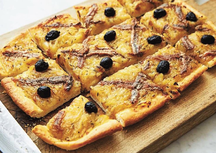 Pissaladière oder Zwiebeltarte Nizzaer Art