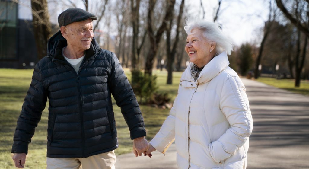 Älteres Paar spaziert im Wald