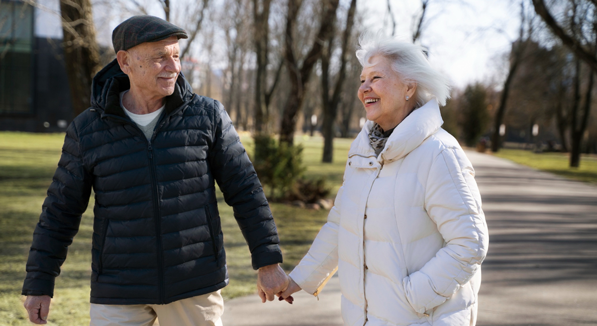 Älteres Paar spaziert im Wald