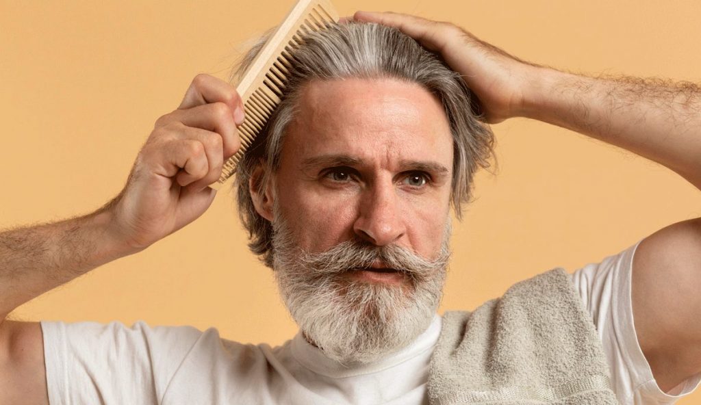 Älterer Mann mit Schuppen