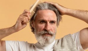 Älterer Mann mit Schuppen