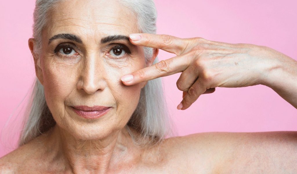 Frau mit Altersflecken