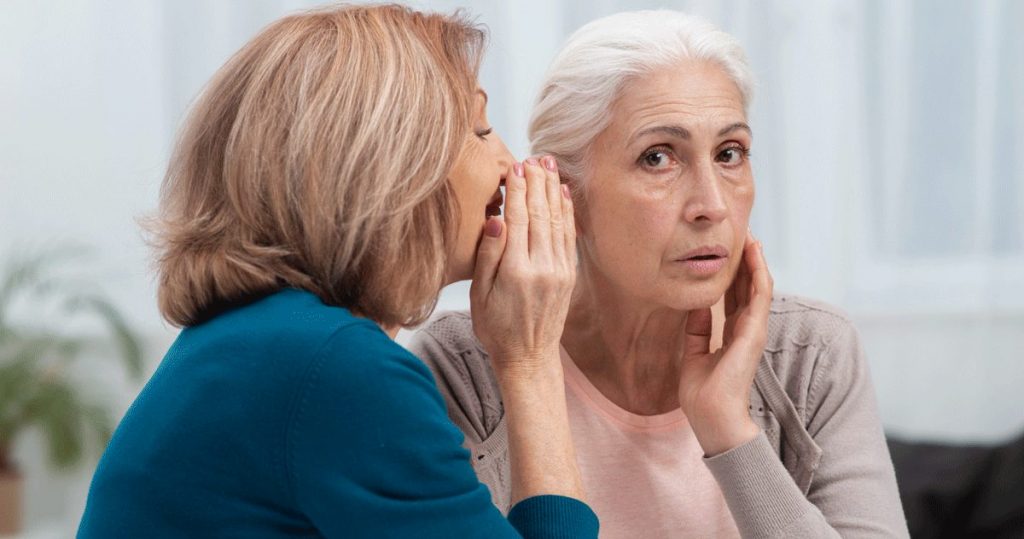 Schwerhörige Seniorin