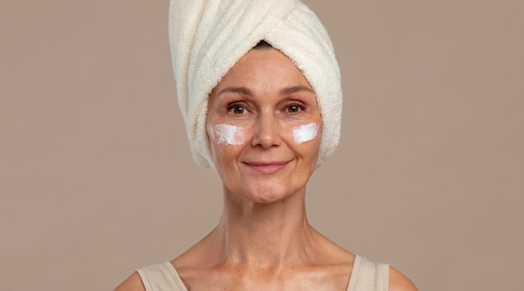 Ältere Frau mit Gesichtsmaske aus Apfelessig