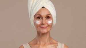 Ältere Frau mit Gesichtsmaske aus Apfelessig