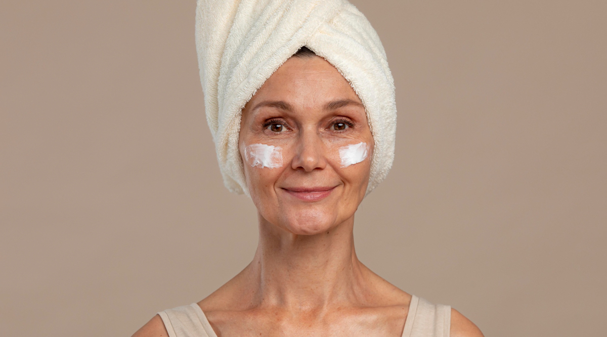 Ältere Frau mit Gesichtsmaske aus Apfelessig