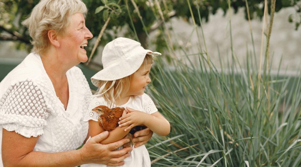Oma mit Enkelin im Tierpark