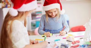 Enkelkinder malen Bilder aus