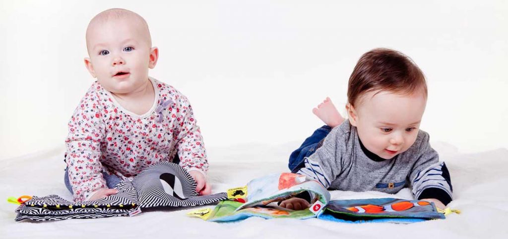 Babys mit Büchern