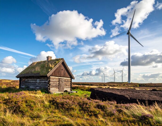 Firefly_Moorlandschaft, weiß-blauer Himmel, einsame Hütte mit Windrad, Torfkahn 193647 (1)
