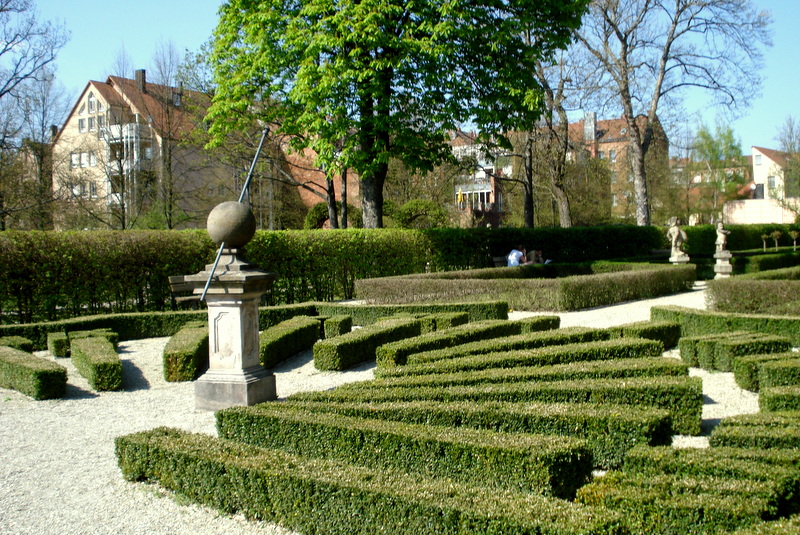 Sonnenuhr bei Sonnenschein zu Ostern 2009