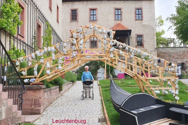 Porzellan im Schlosshof.