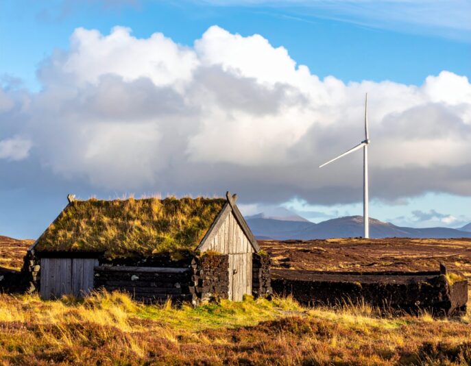 Firefly_Moorlandschaft, weiß-blauer Himmel, einsame Hütte mit Windrad, Torfkahn 334659