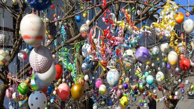 Der-mit-rund-1000-Eiern-geschmuckte-Ostereierbaum-steht-in-der-Blankenburger-Strae-der-Fugangerzone-in-der-Altstadt