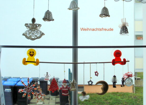 Fensterschmuck am Küchenfenster.