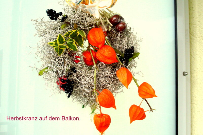 Herbstkranz auf dem Balkon.