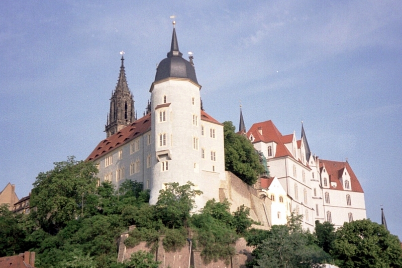 Am frühen Morgen - Blick an der Anlegestelle auf die Burg