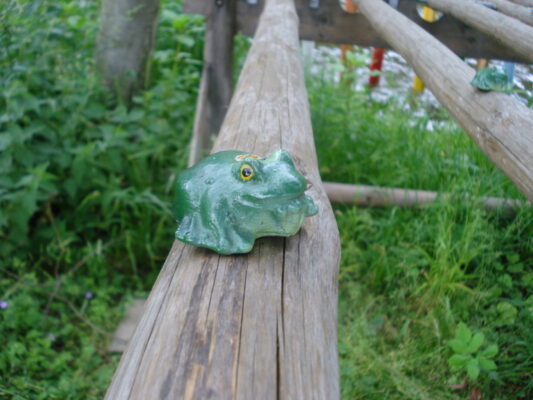 Keramikfrösche am Kunstufer in Remschütz